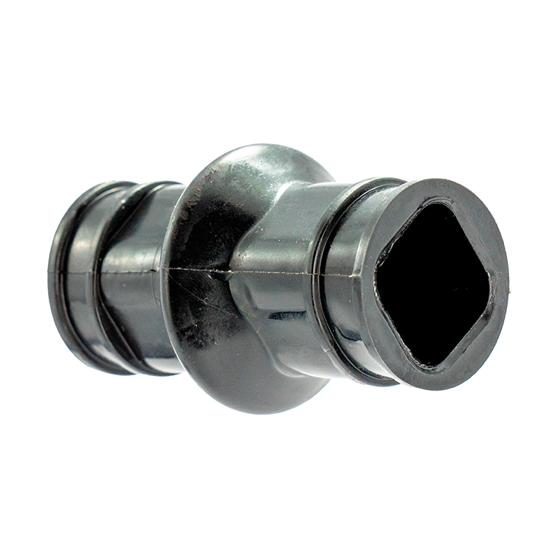 Conector de expansão Pleyades para sistemas de hidratação avícola, desenvolvido para absorver dilatações e movimentações da linha de água.